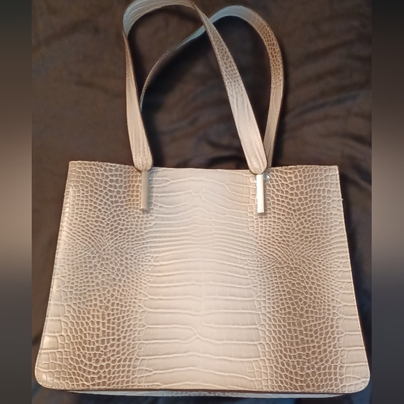 Calvin Klein - Picture 6 of 9